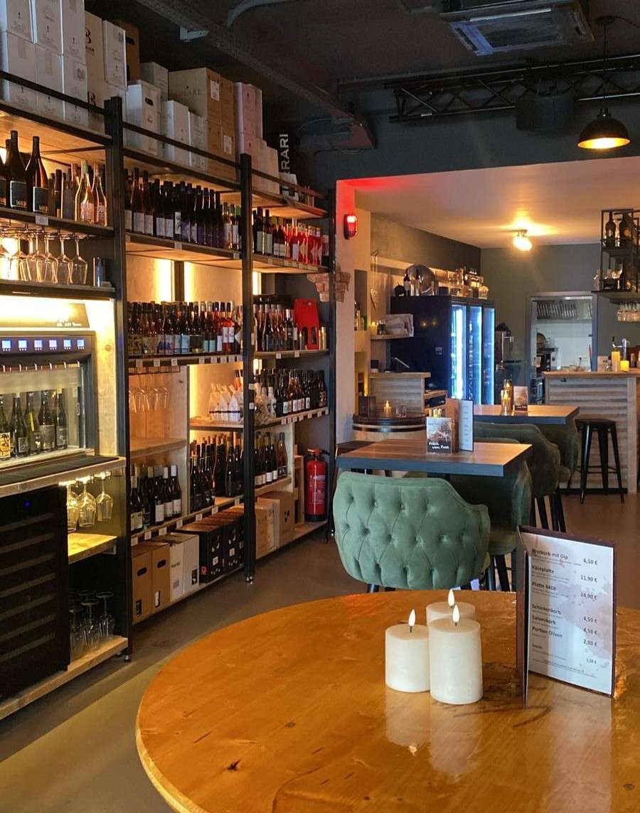 Inhaber Mathias Arens in der modernen Weinbar 4408